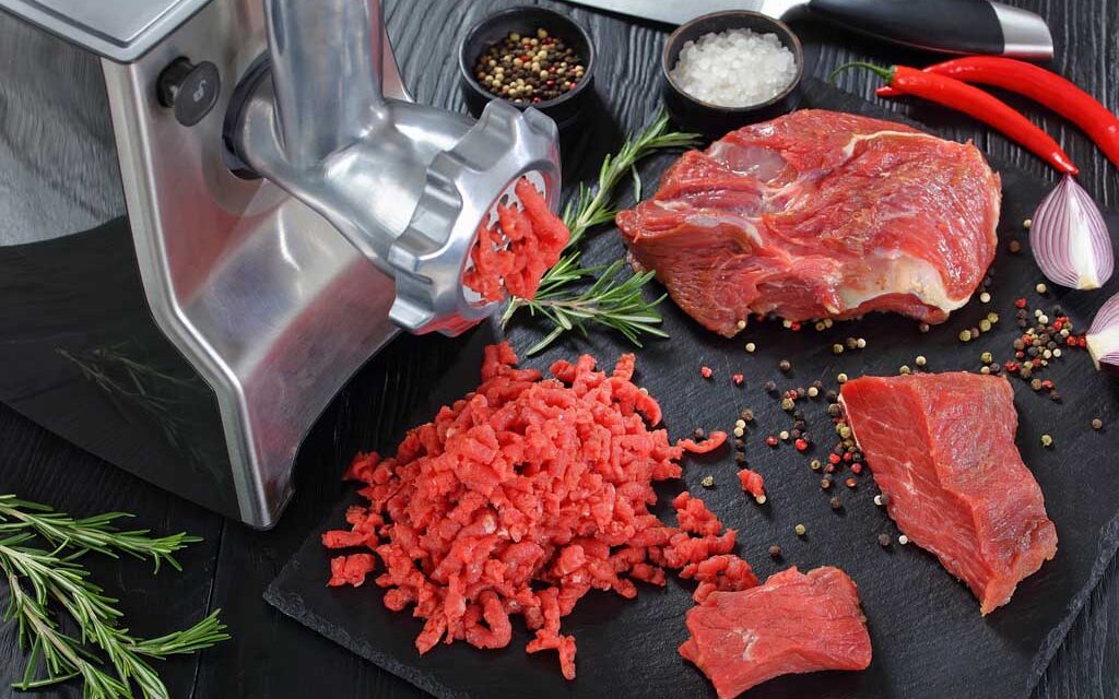 Hachoir à viande : quel modèle pour une découpe efficace ?