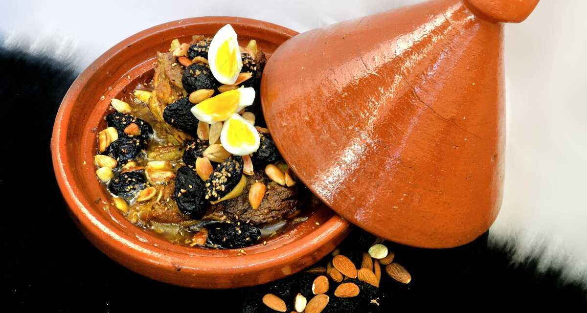 Comment Préparer un Tajine Marocain aux Amandes et Pruneaux ?